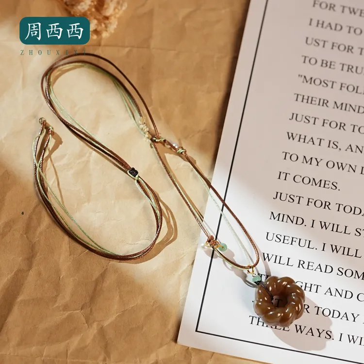 周西西精美珠宝18K糖玉麻花圈项链2.3*1.1百搭多样性发货20026