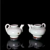 30.龙泉窑执壶一对