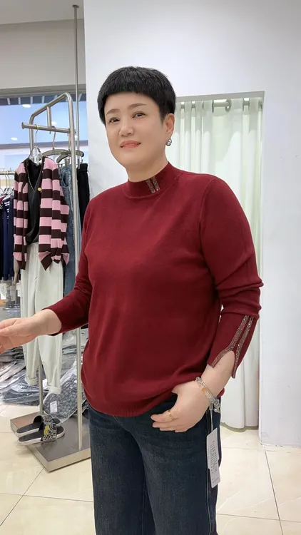 冯小姐时尚大码女装(休闲百搭显瘦洋气减龄遮肉圆领烫钻打底毛衣)
