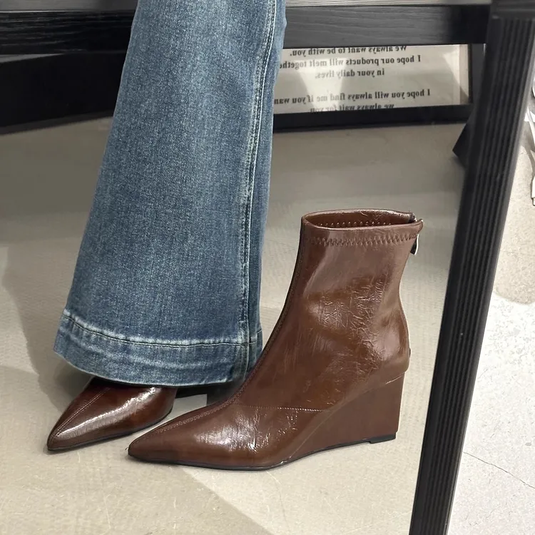 高级质感美拉德色系内增高尖头坡跟短靴后拉链秋季短显瘦筒瘦瘦靴