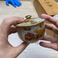 瓷片密密麻麻地排列着一个大