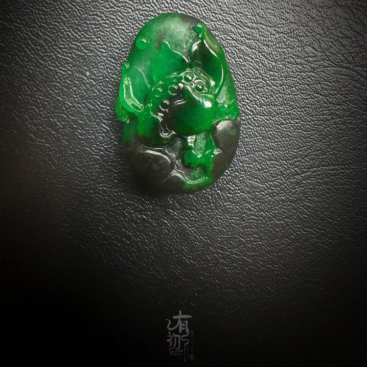 缅甸翡翠辣绿色荷花吊坠