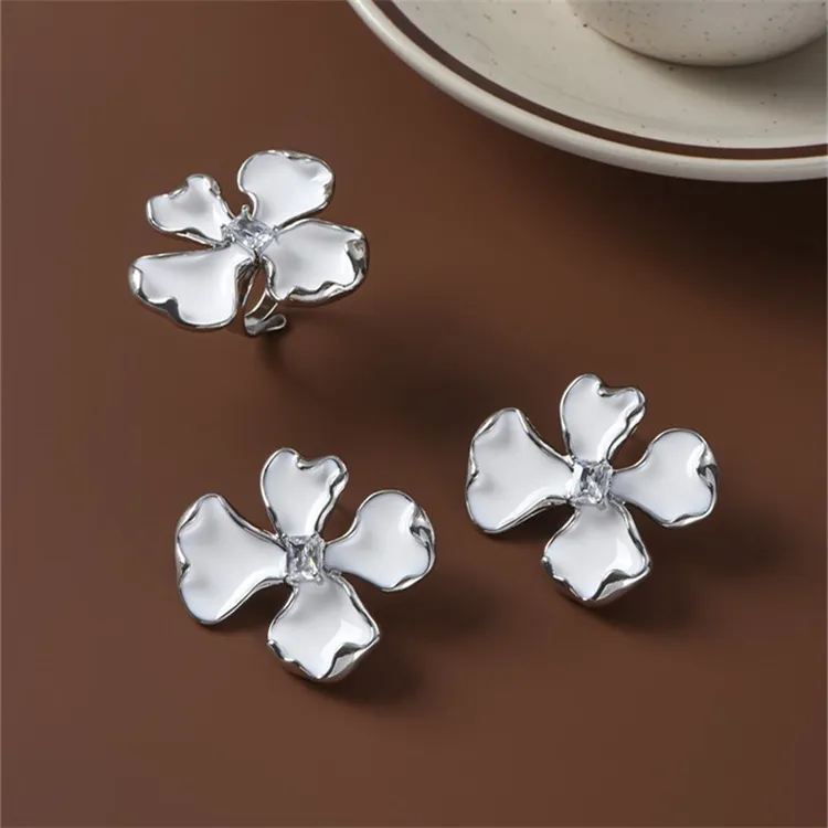 黄铜锆石耳饰 白色镶钻鸢尾花朵耳环女轻奢小众黑色夸张耳钉戒指