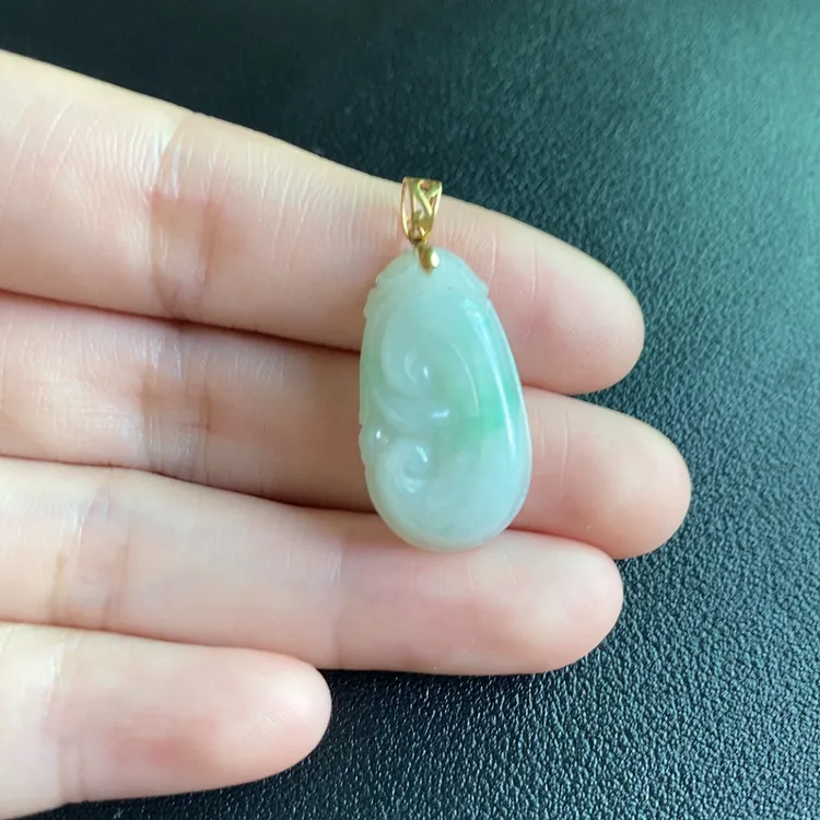 18K翡翠俏色如意吊坠颈饰雕刻飘绿挂坠（随机发一个货）