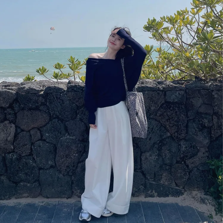 2025春夏季时尚新款韩系慵懒风洋气休闲小众女装露肩上衣休闲裤子