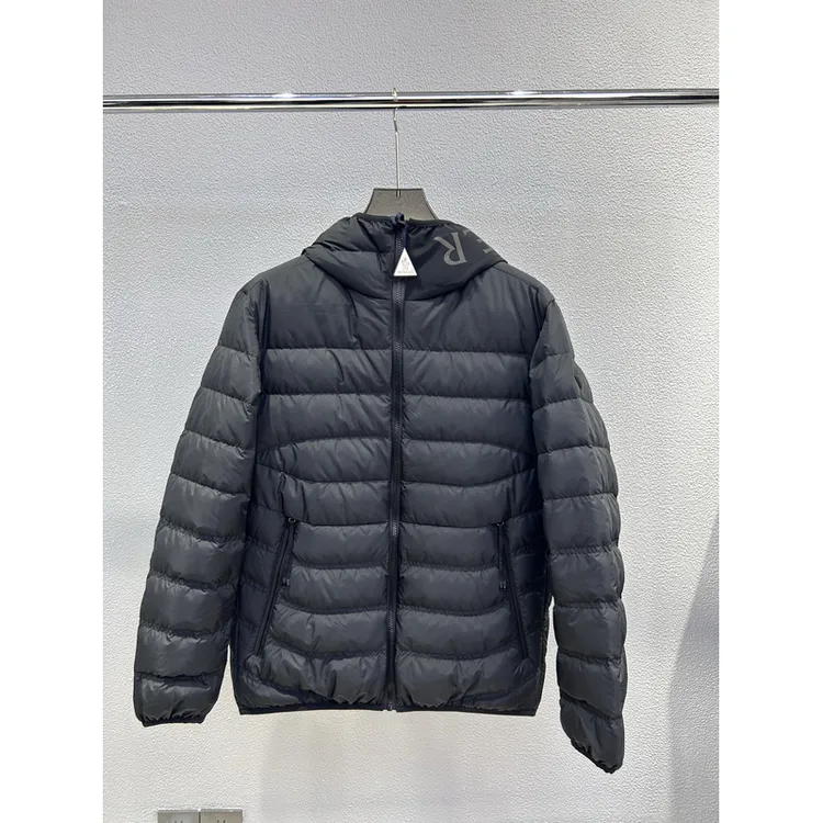 全新未使用Moncler盟可睐 1A00017 黑标户外系列男士连帽羽绒服