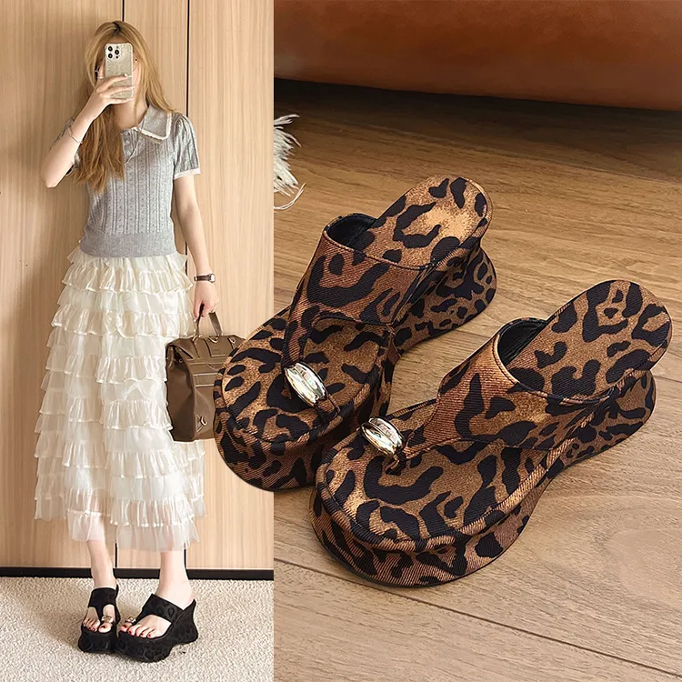 厚底增高坡跟人字拖女豹纹夹趾凉拖鞋女夏外穿沙滩2025新款小个子