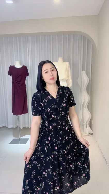 夏季碎花V领中长款连衣裙复古显瘦气质女神范