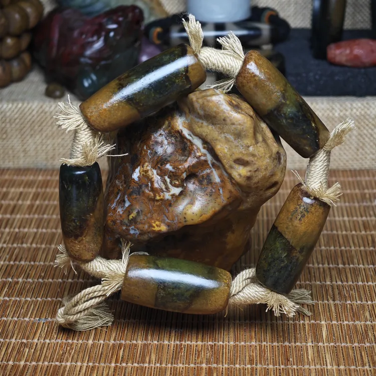 天然河磨玉椴树林聚宝盆半皮半肉勒子手串，尺寸约37*15mm河磨证书