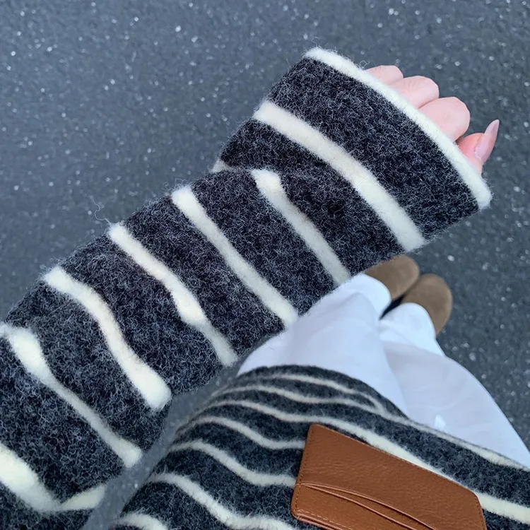 【现货！舒服的我满地找牙！】灰色撞色条纹圆领磨毛T恤女打底衫上衣