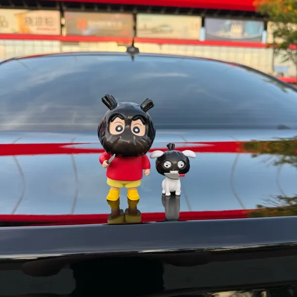 车载创意搞怪打劫蜡笔小新和小白手办桌面摆件玩偶车尾中控台摆件