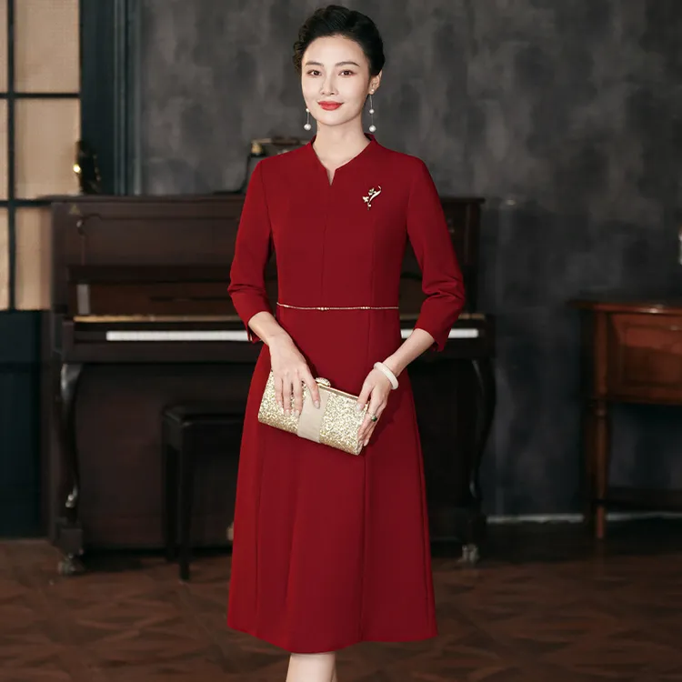 2024新款年轻妈妈婚礼婚宴礼服高贵气质酒红色喜婆婆大码连衣裙