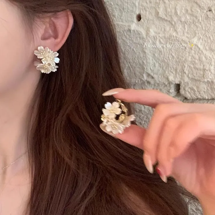 CK 合金耳饰 花朵耳环女2025新款高级感法式复古气质白色轻奢时尚