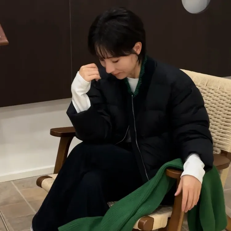 【郝洁】“温暖过冬”简约高级感蓬松保暖显瘦领拼针织鹅绒服687-1