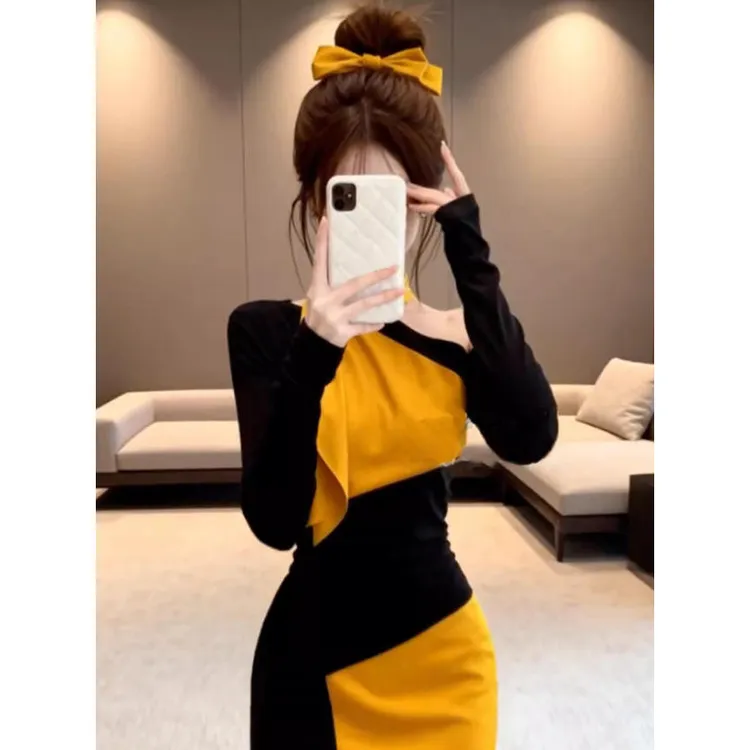 秋冬时尚氛围感御姐风黑金撞色斜领露肩长袖修身收腰包臀连衣裙女