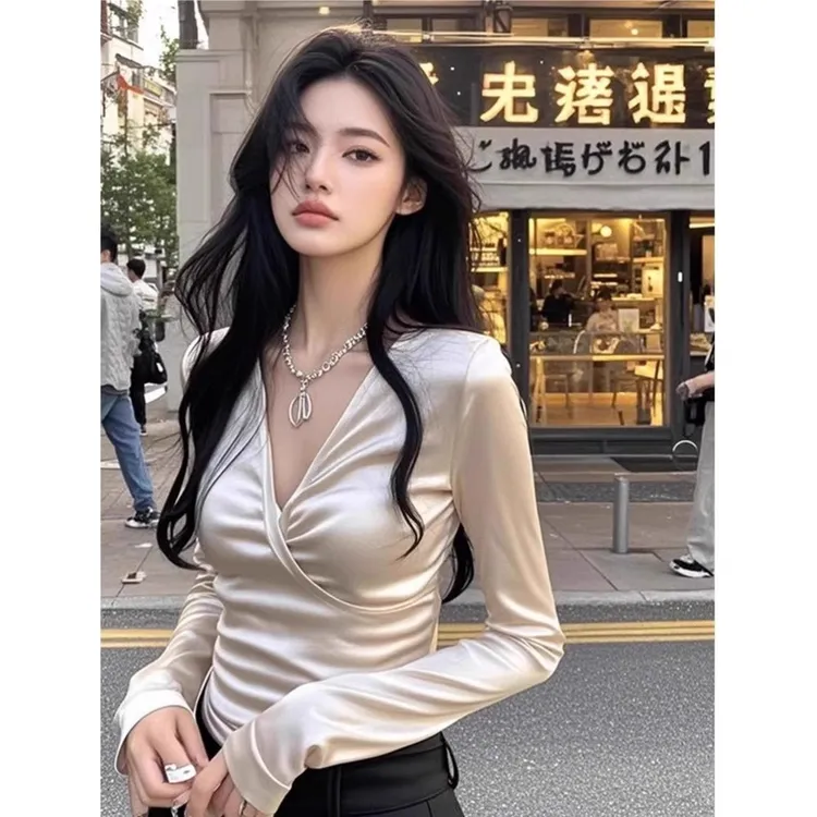 芯娇晴独特银色缎面v领长袖修身打底衫女早春设计感收腰短款上衣