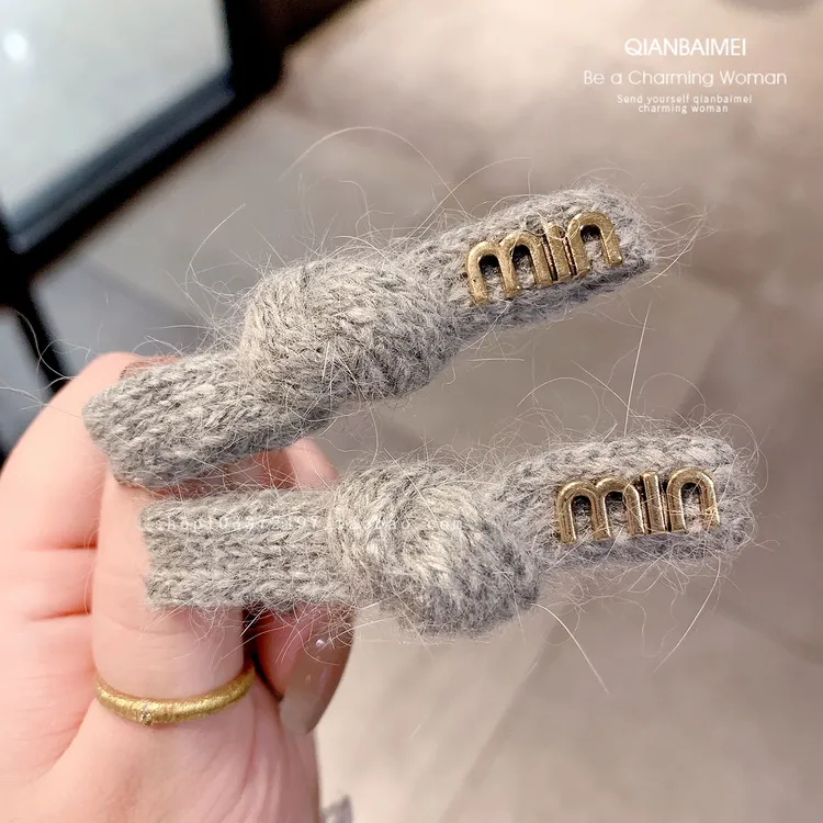 韩系打结针织毛线发夹秋冬高级感字母金标侧边夹时尚爆款鸭嘴夹子