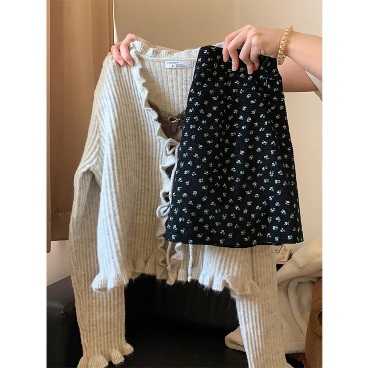 秋季温柔系穿搭女2025新款木耳边针织开衫显瘦背心碎花短裙三件套