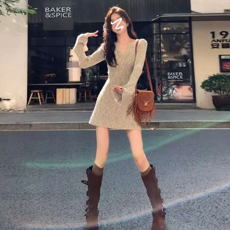 早秋季法式高级感打底v领针织连衣裙子女秋冬2024新款内搭包
