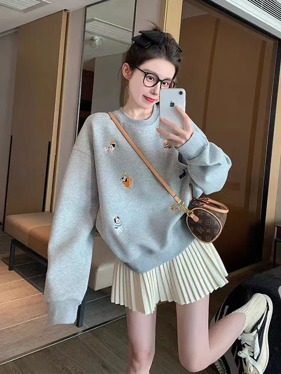 灰色小狗圆领卫衣女2025新款秋季洋气减龄宽松休闲童趣风无帽上衣