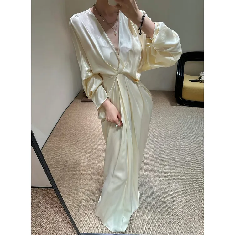 复古轻奢早秋长袖收腰连衣裙清冷仙气V领小众褶皱礼服纯色设计