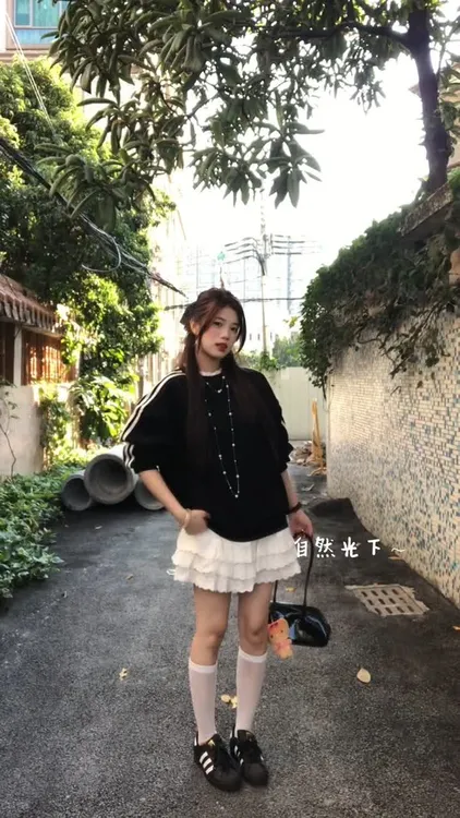 早春黑色加绒宽松圆领卫衣女冬季韩系穿搭上衣白色百褶裙套装