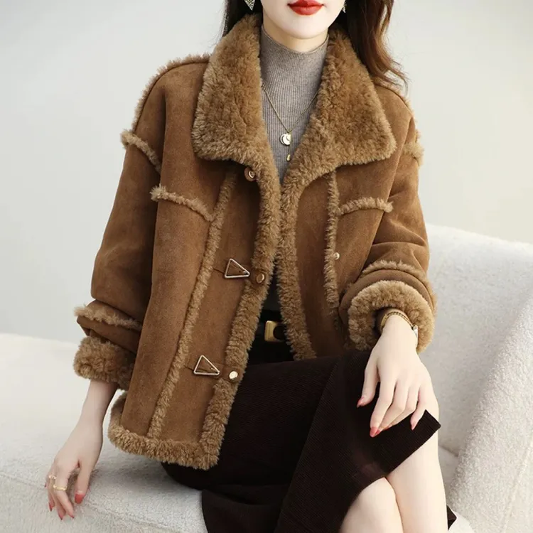冬季加绒加厚鹿皮绒皮毛一体牛角扣立领加绒厚外套