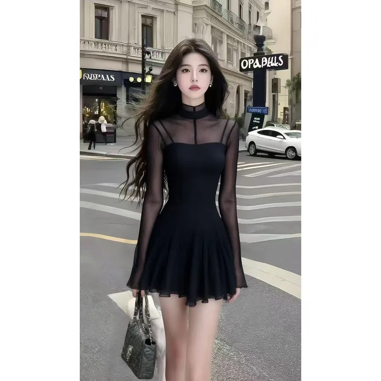 法式气质温婉轻熟风高级轻奢黑色圆领网纱拼接微透修身收腰连衣裙