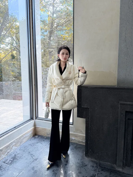 高端醋酸鹅绒服女2025冬季新款高级感翻领收腰带小个子外套