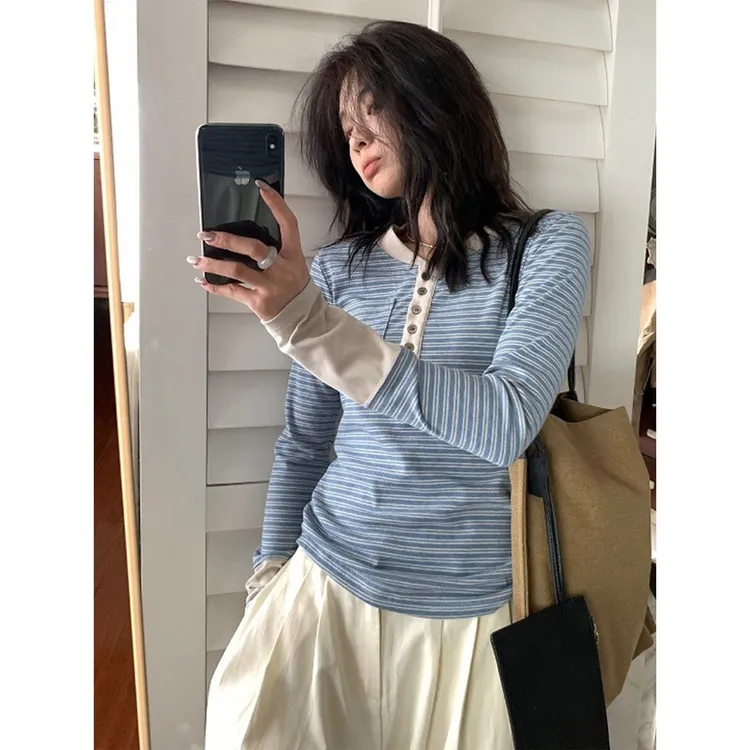 拼色条纹正肩修身打底上衣女秋季新款日系小众纽扣亨利领长袖T恤