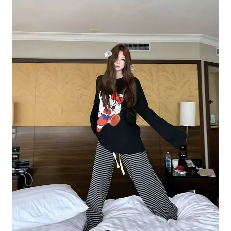 2025年秋季新款长袖圆领套头印花猫猫T恤女+慵懒风低腰针织休闲裤