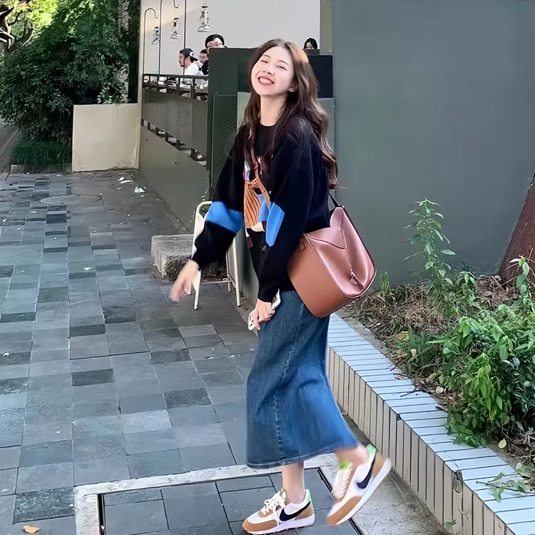 早秋套装女2025新款复古港风圆领套头软糯毛衣气质百搭高腰牛仔裙