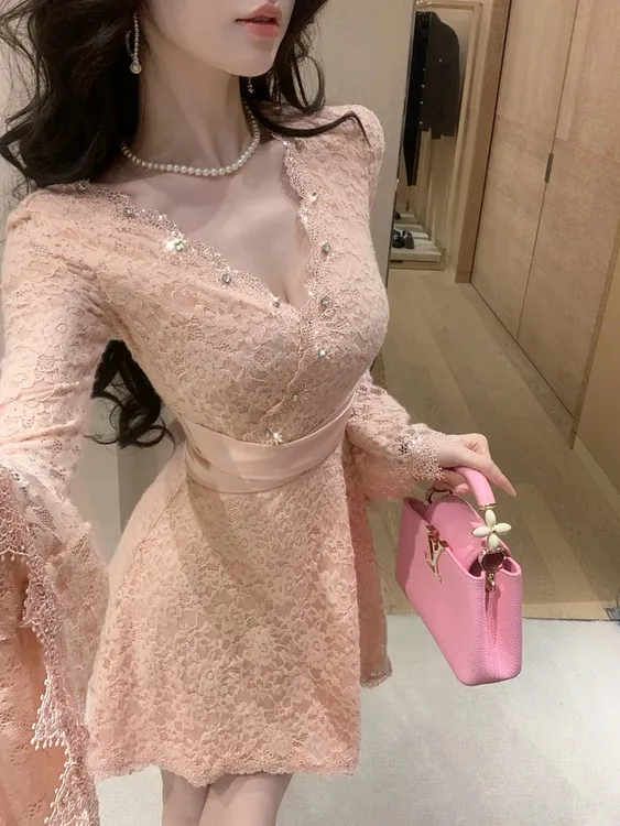 法式气质优雅V领钉珠系带收腰蕾丝长袖连衣裙秋季修身短裙子8134