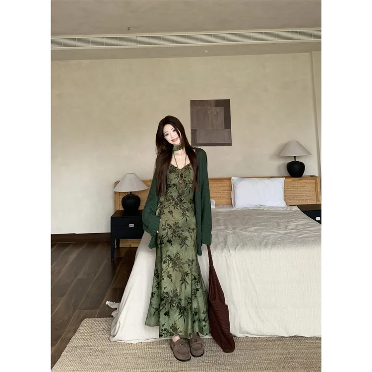 复古气质印花吊带连衣裙女秋季2025新款收腰包臀显瘦鱼尾时尚长裙