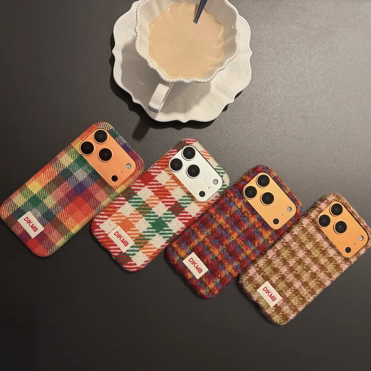 适用iPhone17Promax高级感秋冬绒布拼色彩虹格纹mate70pro手机壳