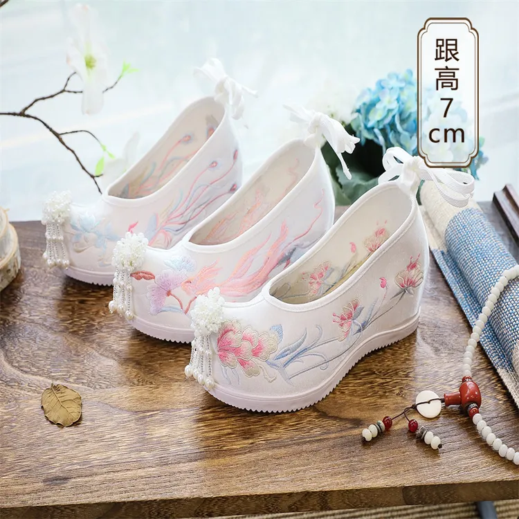 秋季汉服鞋子女新款古装古风明制绣花鞋学生增高布鞋复古翘头弓鞋
