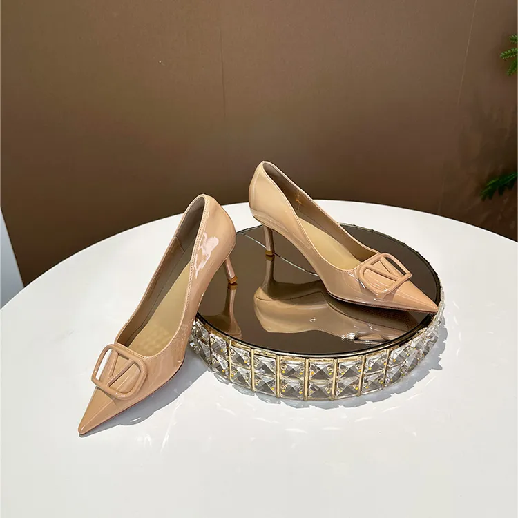 2025新款小众高跟鞋女法式名媛气质V扣细跟浅口尖头单鞋女潮G8602