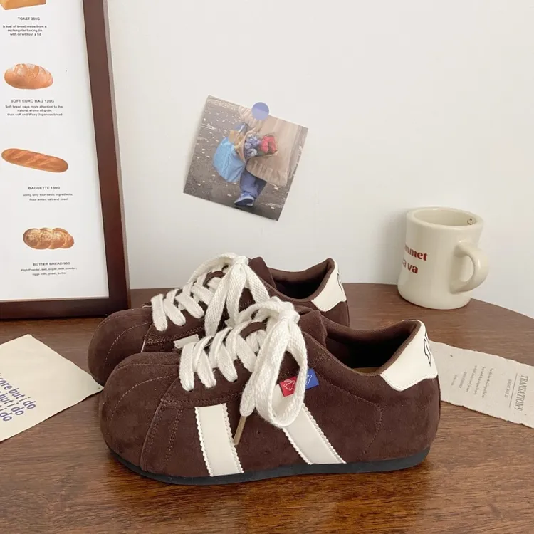 丑萌厚底板鞋女德训2025秋季新款chic小众设计泡芙学生运动小白鞋