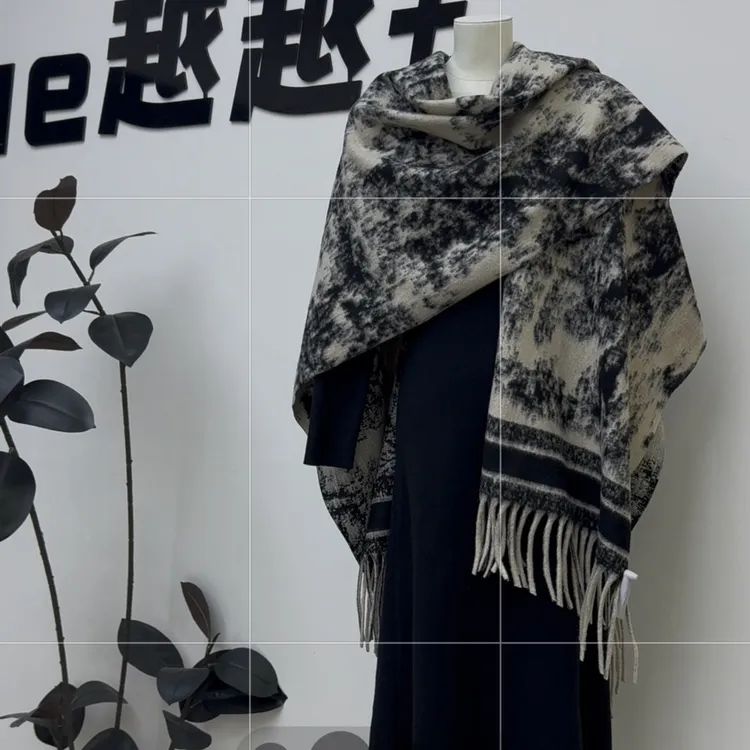 秋冬时尚贵气氛围感披肩防风流苏外搭欧美保暖秋季百搭