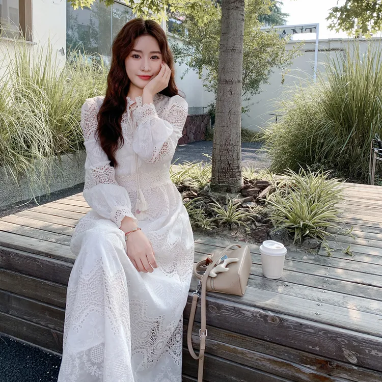米白色蕾丝刺绣连衣裙女2025秋季新款法式复古温柔风气质茶歇长裙