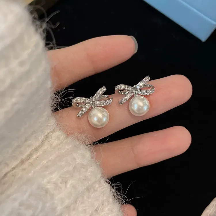 铜合金耳饰 白松露法式蝴蝶结珠珠耳环百搭高级无耳洞蚊香盘耳夹