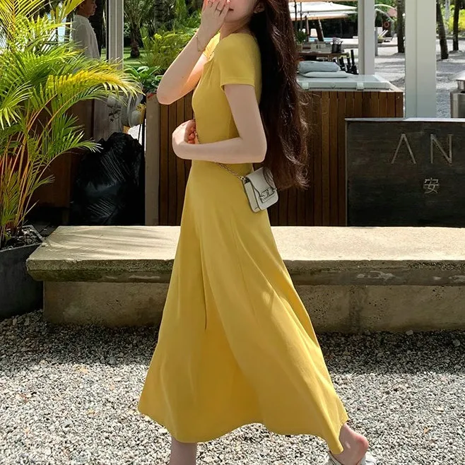 法式方领纯色修身短袖连衣裙女夏季收腰中别致绝美长款大摆裙字