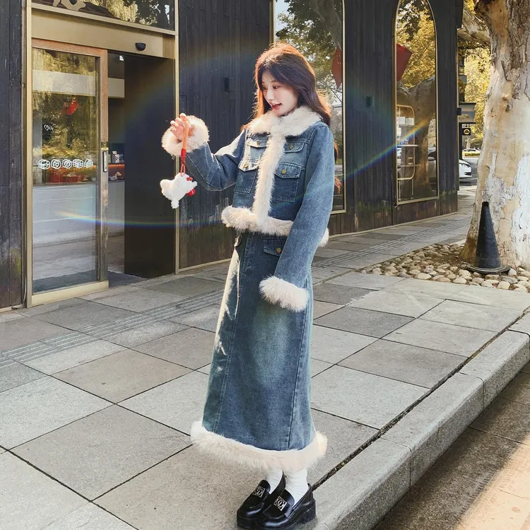 韩版牛仔毛绒套装裙女时尚2025冬新款港风设计新款小众半身裙两件