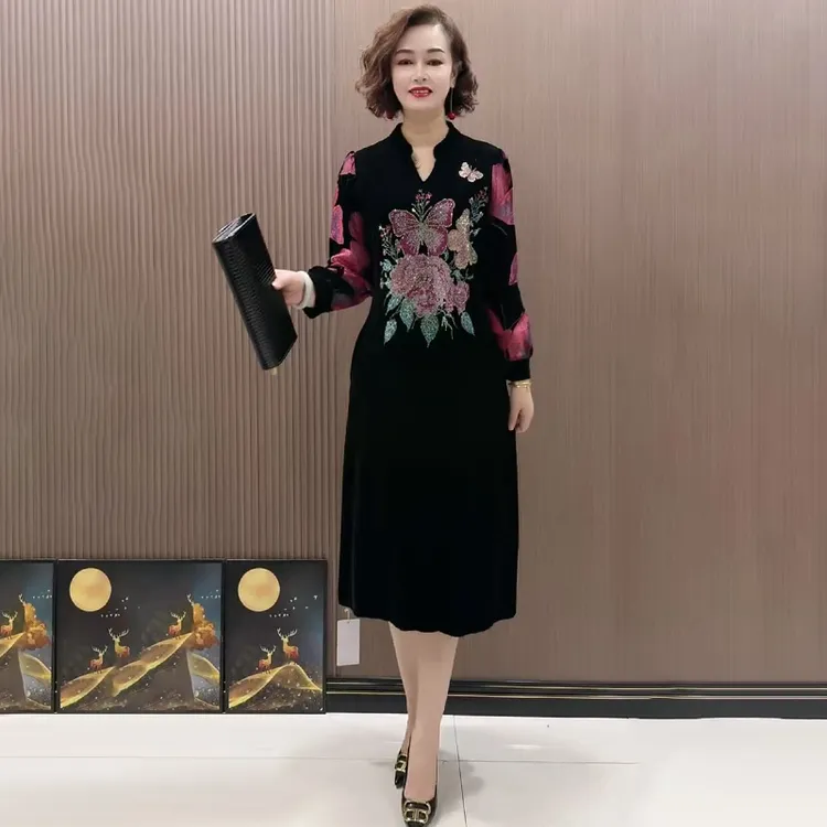 七彩镶钻轻奢风丝绒连衣裙高级感过膝中长裙子宽松显瘦大码A字裙