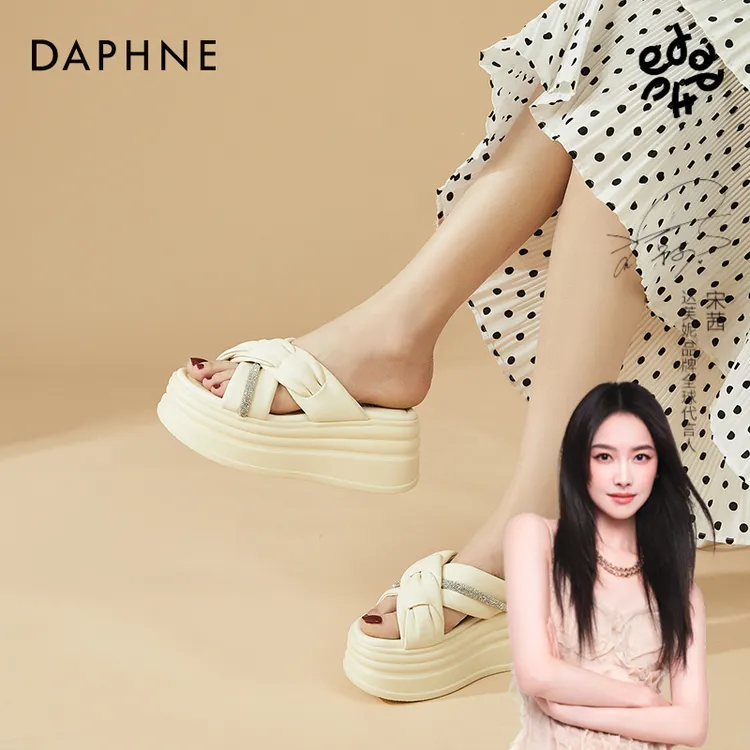 达芙妮拖鞋女外穿平底高级感休闲精致凉拖鞋2025新款夏时尚小香风