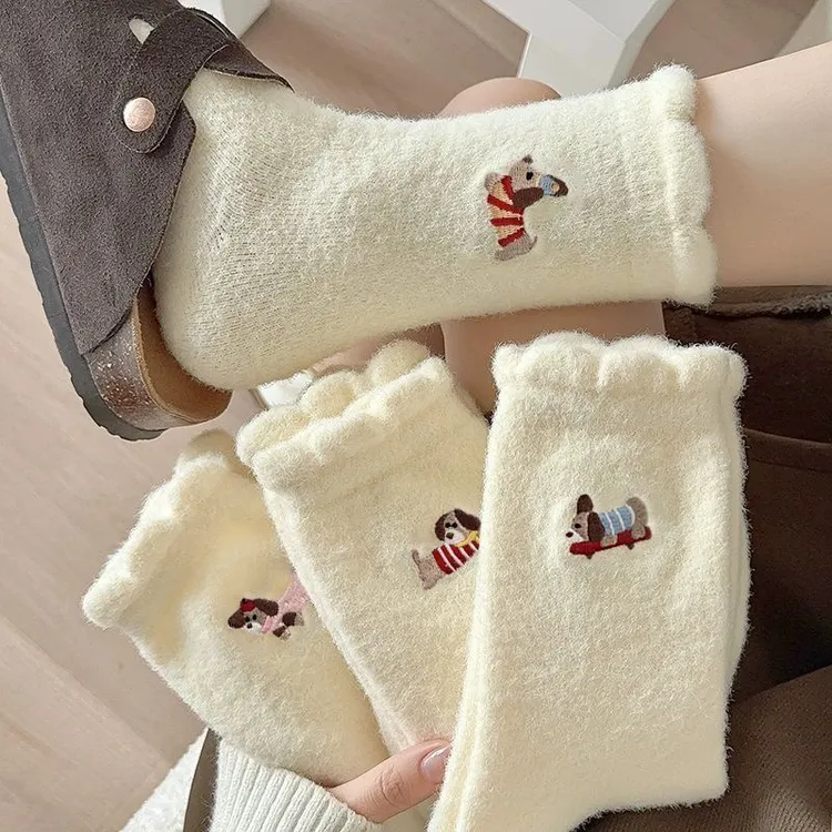 加绒加厚秋冬保暖蓄热刺绣暖绒女生中筒袜卡通少女可爱小狗睡眠袜