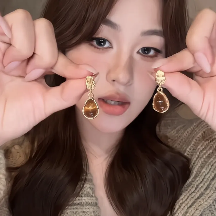 铜合金耳饰 复古美拉德焦糖虎眼石耳钉女秋冬轻奢小众高级感耳环