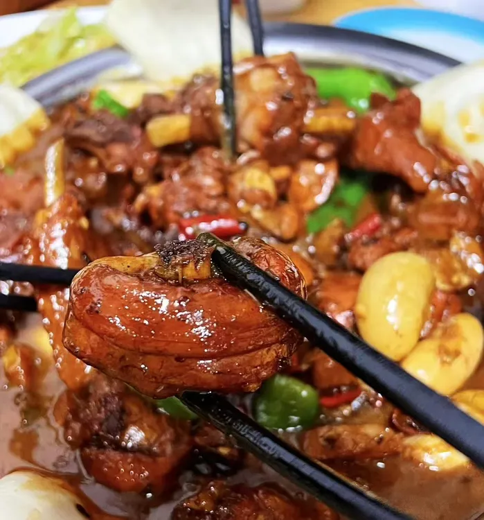 临沂炒鸡沂蒙山散养黑腿跑山大公鸡单锅现炒