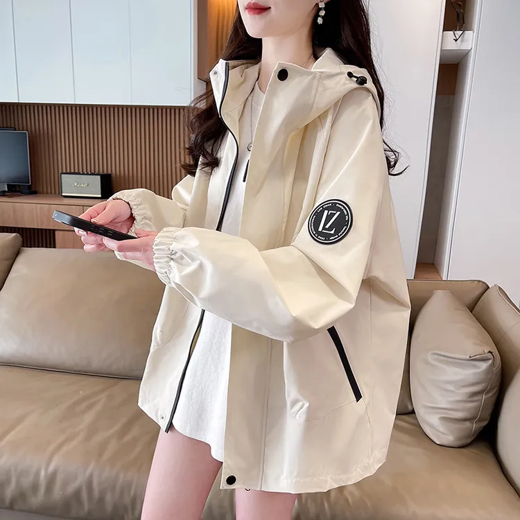 时尚连帽冲锋衣外套少女春秋2025新款初高中学生运动休闲工装风衣