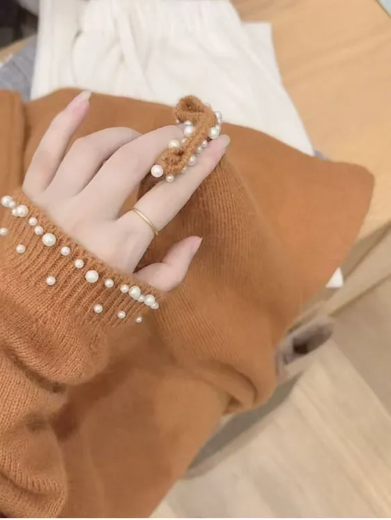 Q七言家新品！韩系#显白南瓜橘手工钉珠毛衣@